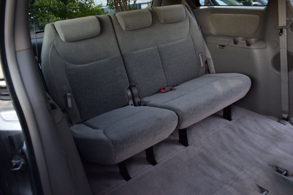 2005 Toyota Sienna LE photo 26