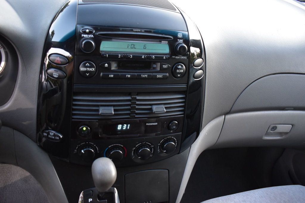 2005 Toyota Sienna LE photo 30