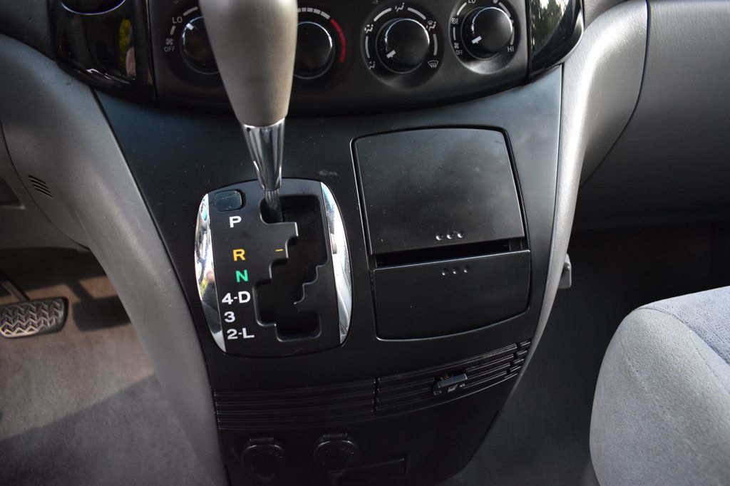 2005 Toyota Sienna LE photo 31