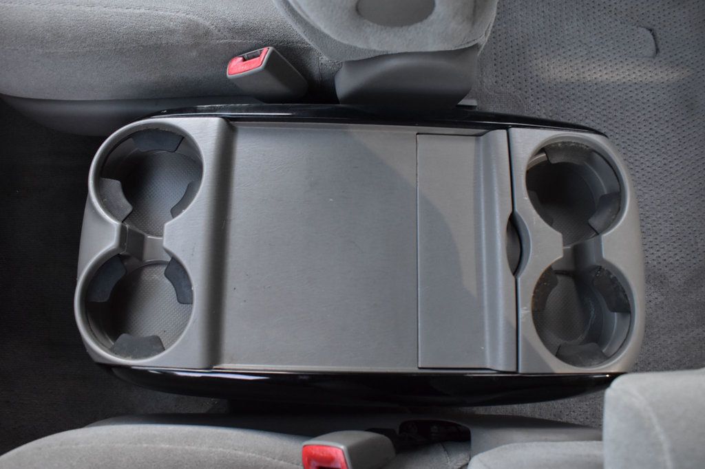 2005 Toyota Sienna LE photo 32