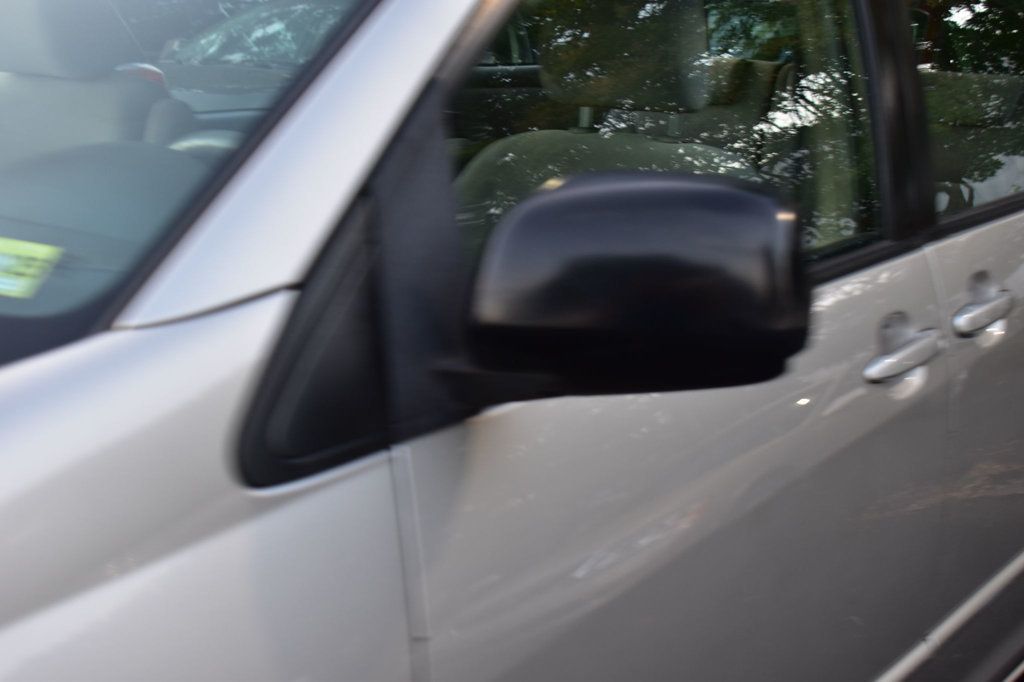 2005 Toyota Sienna LE photo 35