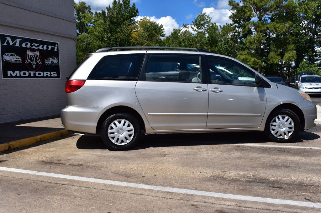 2005 Toyota Sienna LE photo 4