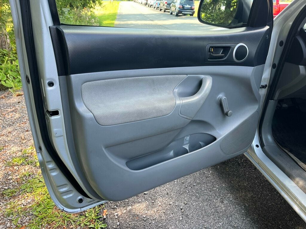 2005 Toyota Tacoma DLX photo 9