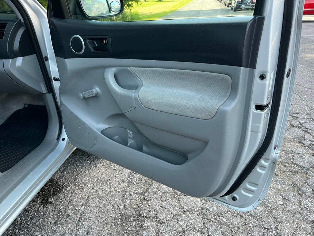 2005 Toyota Tacoma DLX photo 24