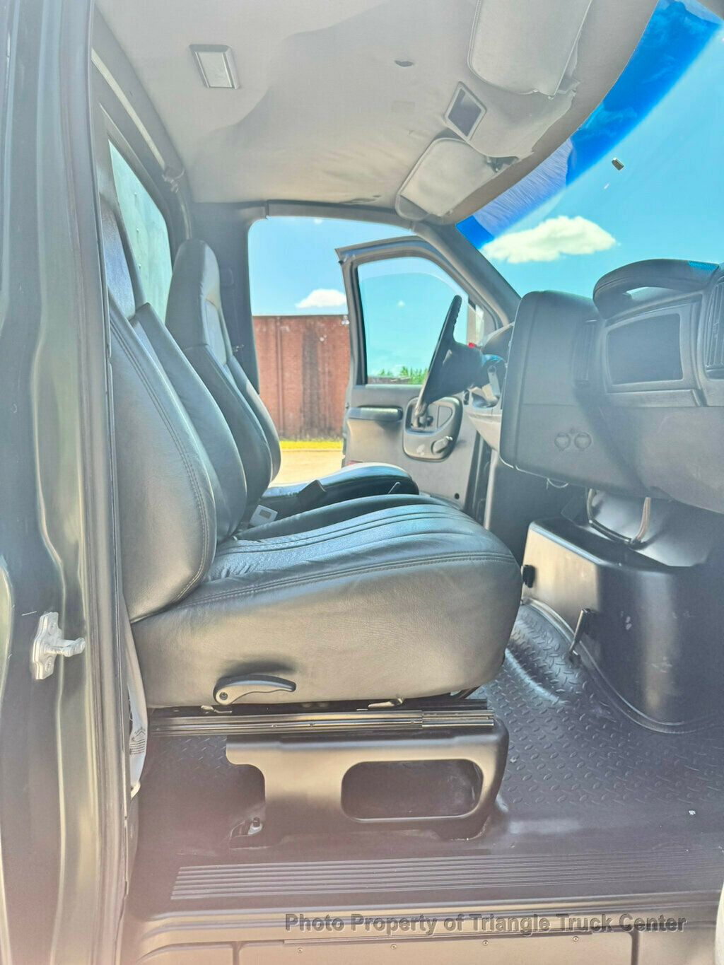 2006 Chevrolet C7500 NON CDL! JUST 47k MILES! LIFT GATE CAT C7 PRE EMISSION! ALLISON AUTO! - 23002293 - 28
