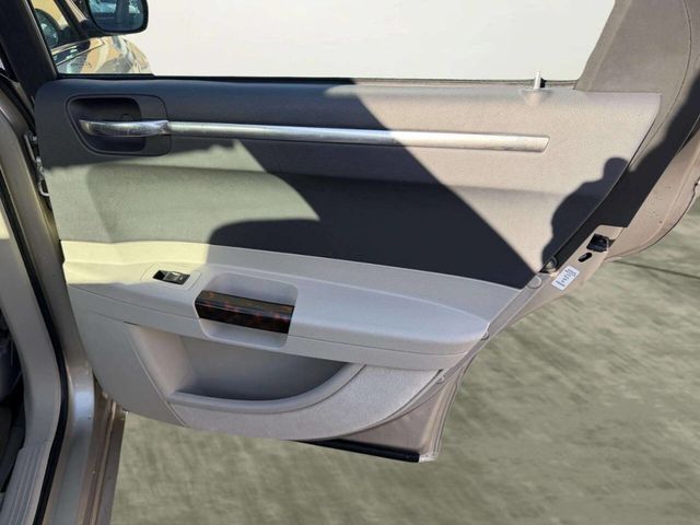 2006 Chrysler 300 4dr Sedan 300C - 22973762 - 21