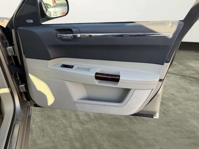 2006 Chrysler 300 4dr Sedan 300C - 22973762 - 25