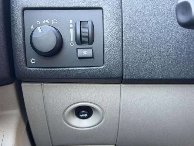 2006 Chrysler 300 4dr Sedan 300C - 22973762 - 35