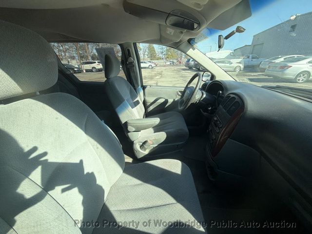 2006 Chrysler Town & Country SWB 4dr - 22984744 - 11