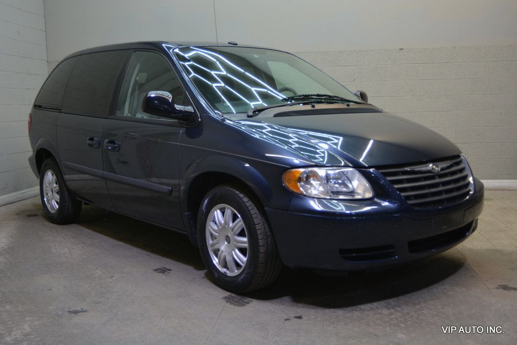 2006 Chrysler Town & Country SWB 4dr - 22999390 | Video 1