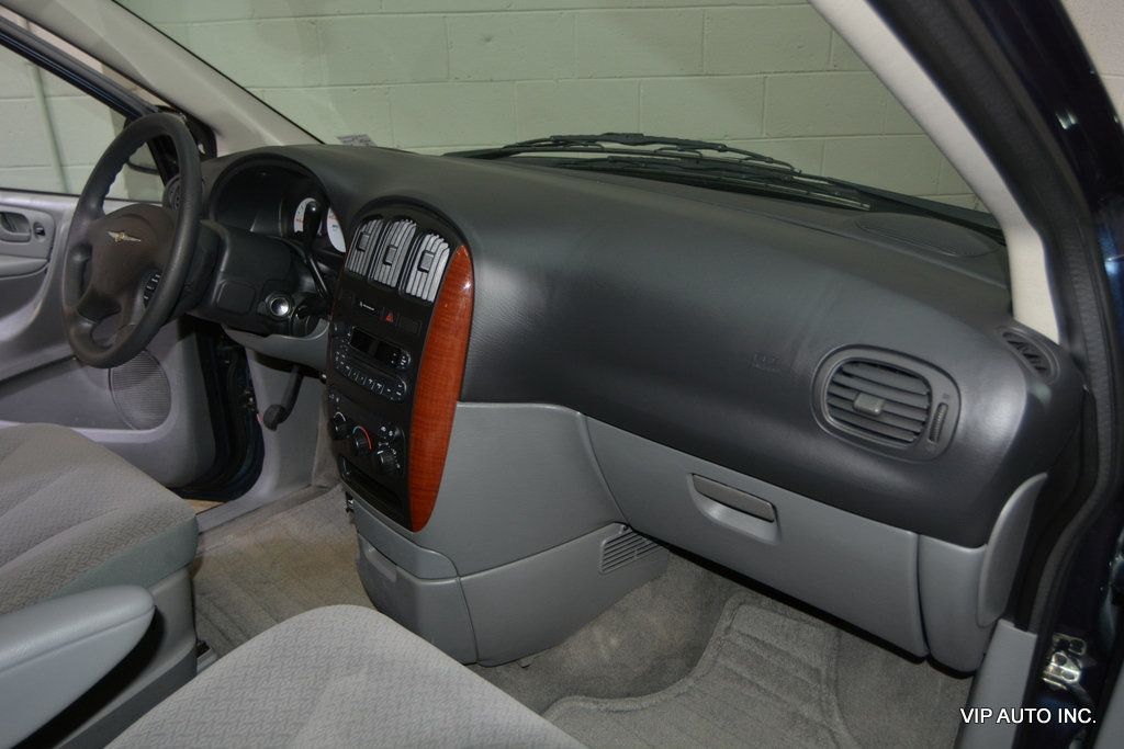 2006 Chrysler Town & Country SWB 4dr - 22999390 - 9