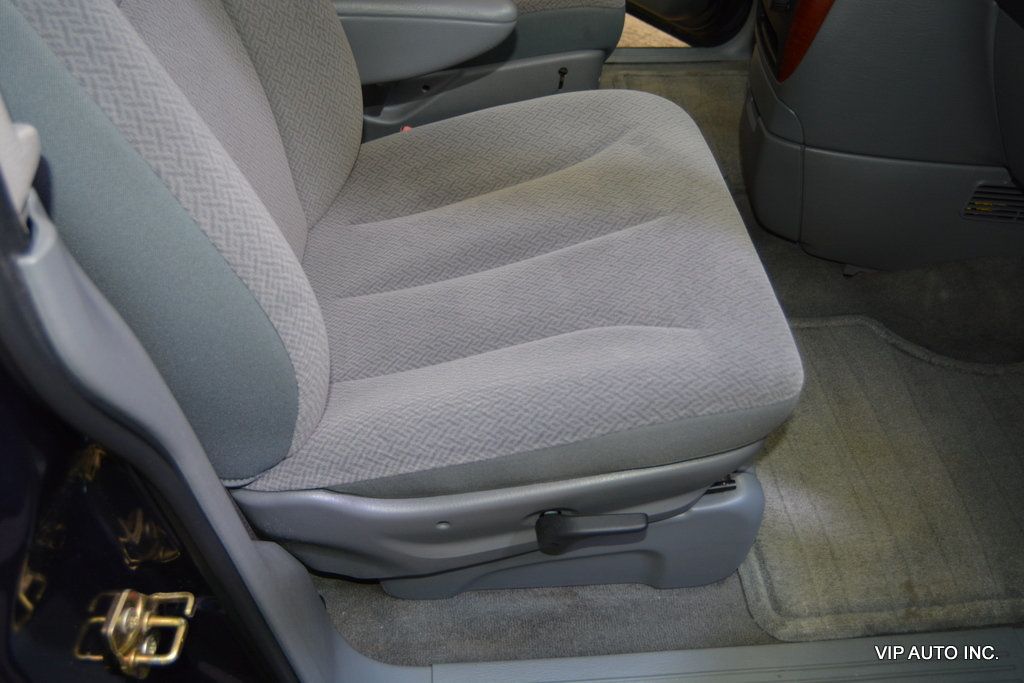2006 Chrysler Town & Country SWB 4dr - 22999390 - 15