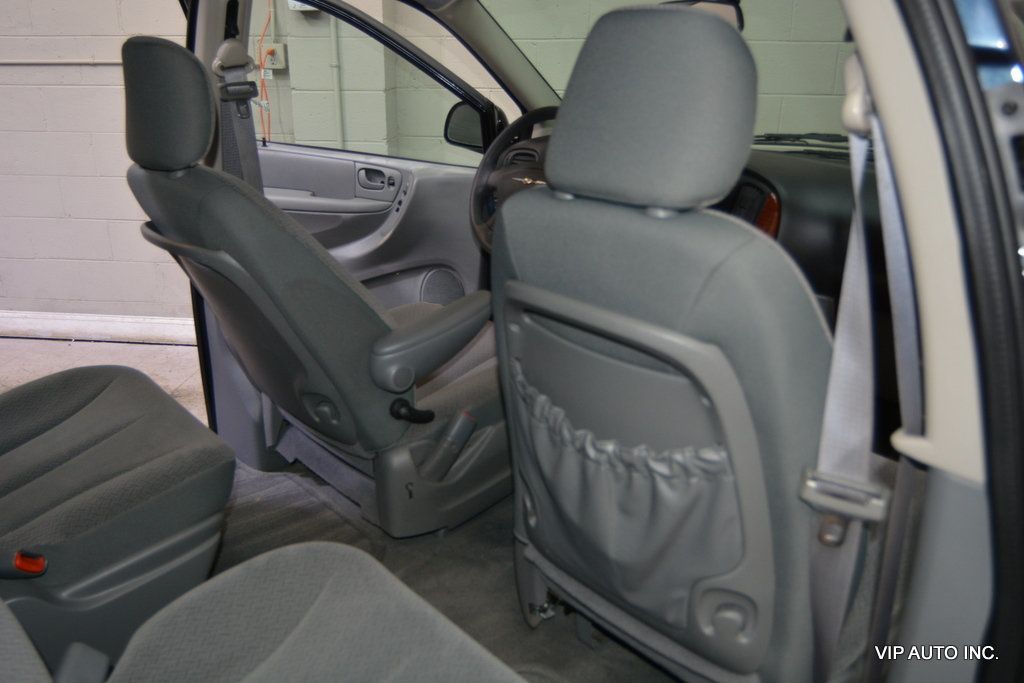 2006 Chrysler Town & Country SWB 4dr - 22999390 - 16