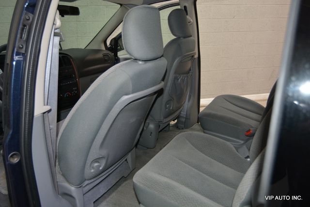 2006 Chrysler Town & Country SWB 4dr - 22999390 - 17