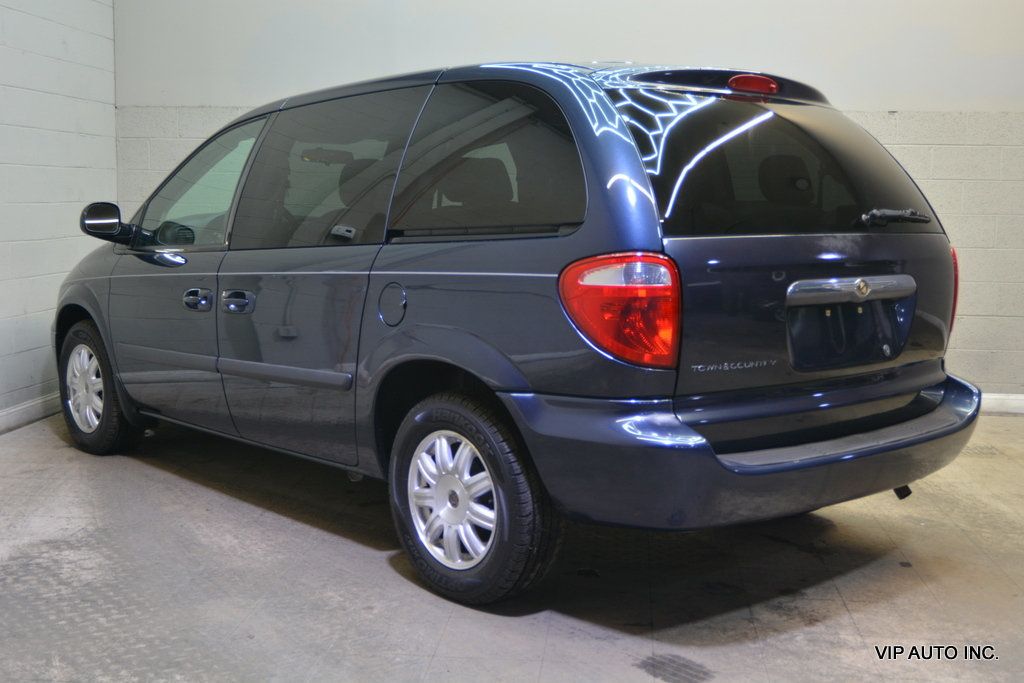 2006 Chrysler Town & Country SWB 4dr - 22999390 - 2