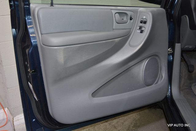 2006 Chrysler Town & Country SWB 4dr - 22999390 - 6
