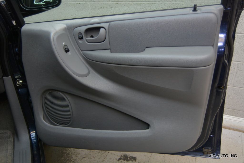 2006 Chrysler Town & Country SWB 4dr - 22999390 - 7