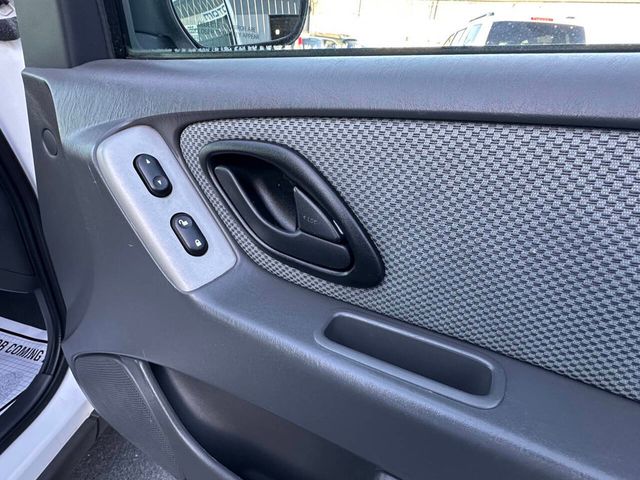 2006 Ford Escape Hybrid Base 4dr SUV - 22999325 - 19