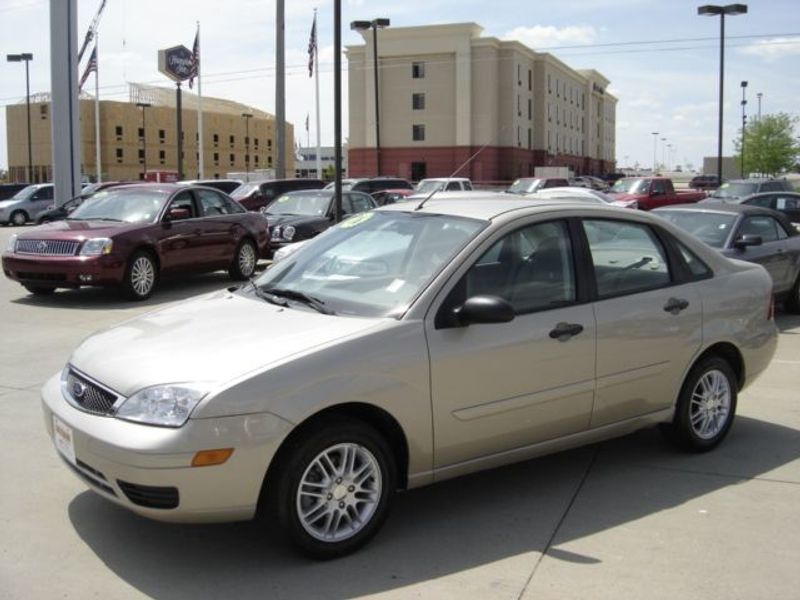 ファミリア 2006 Ford Focus ZX4 Sedan for Sale Cedar Falls, IA - $12,995