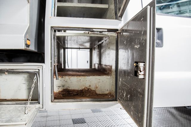 2006 Ford Super Duty F-450 DRW Reg Cab 165" WB 84" CA XL 4WD - 15314365 - 15