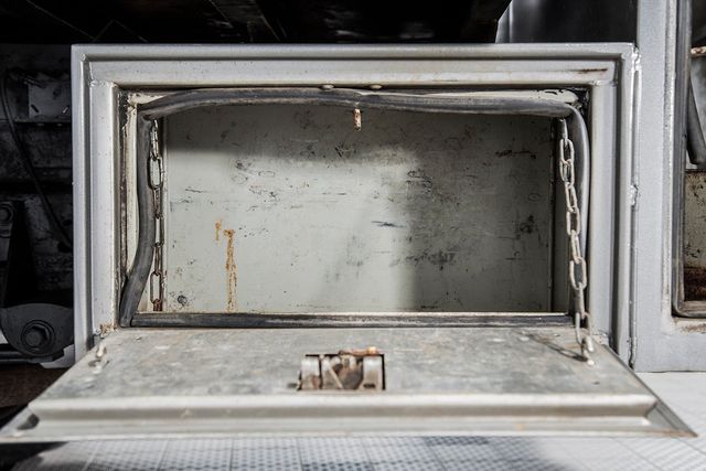 2006 Ford Super Duty F-450 DRW Reg Cab 165" WB 84" CA XL 4WD - 15314365 - 16