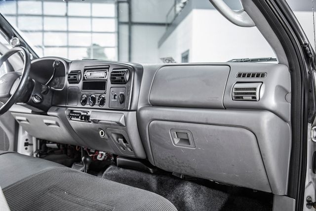 2006 Ford Super Duty F-450 DRW Reg Cab 165" WB 84" CA XL 4WD - 15314365 - 27