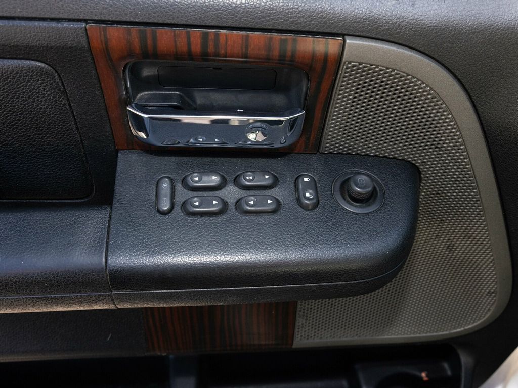 2006 Lincoln Mark LT Rare MARK LT, 4WD, Chrome Package - 22923282 - 19