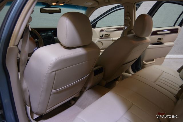 2006 Lincoln Town Car 4dr Sedan Signature - 22966151 - 19