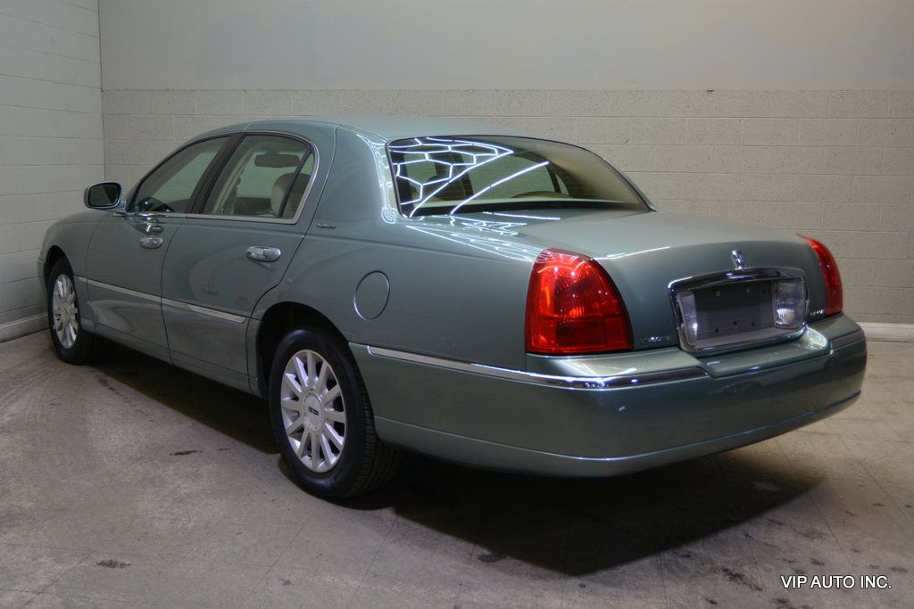2006 Lincoln Town Car 4dr Sedan Signature - 22966151 - 2