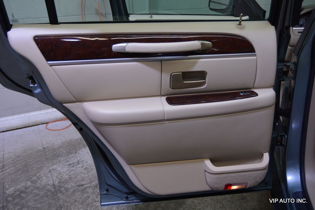 2006 Lincoln Town Car 4dr Sedan Signature - 22966151 - 8