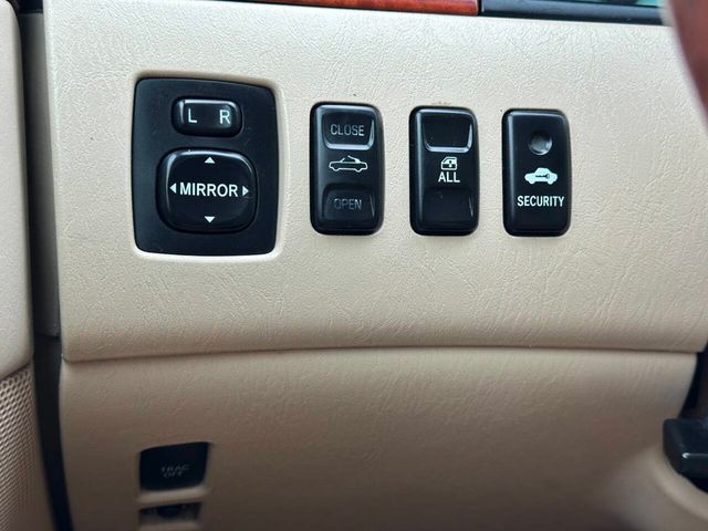 2006 Toyota Camry Solara 2dr Convertible SLE V6 Automatic - 22952395 - 32