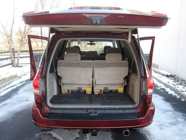 2006 Toyota Sequoia 4dr SR5 - 22975622 - 34