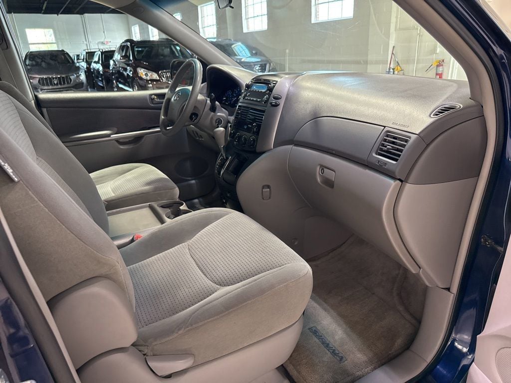 2006 Toyota Sienna LE - 23025574 - 32