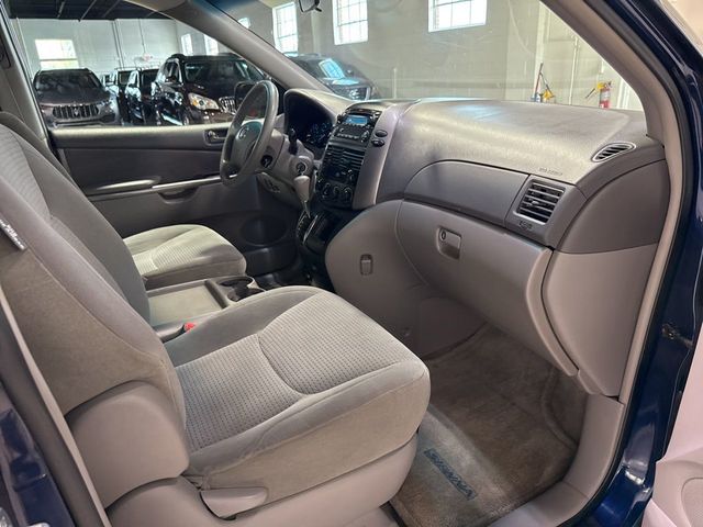 2006 Toyota Sienna LE - 23025574 - 32