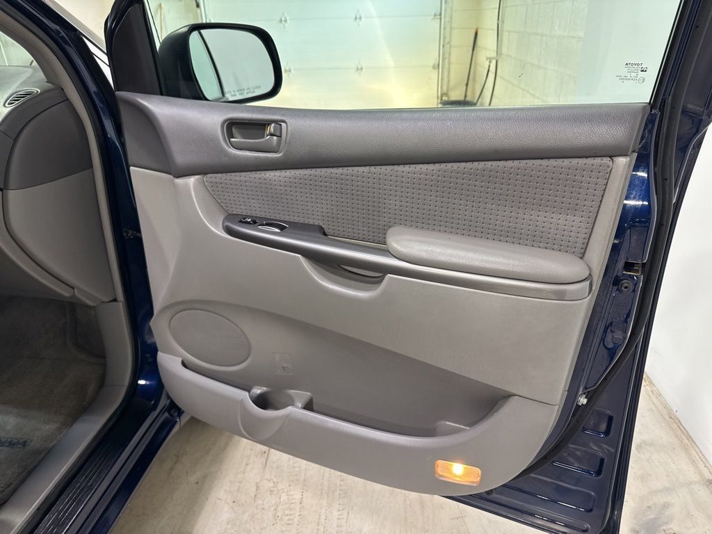 2006 Toyota Sienna LE - 23025574 - 34