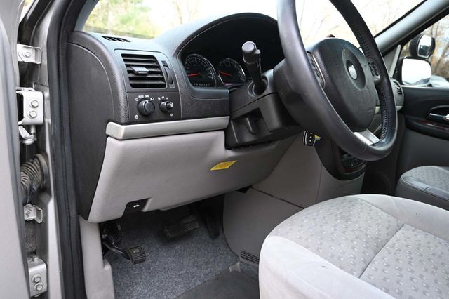 2007 Chevrolet Uplander LT Mobility Handicap Van - 22946978 - 29