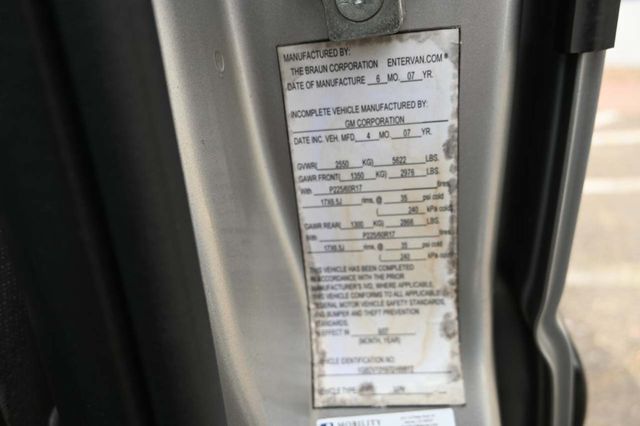 2007 Chevrolet Uplander LT Mobility Handicap Van - 22946978 - 32