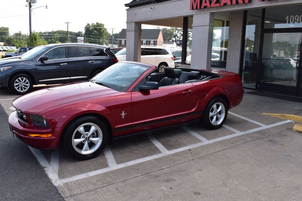 2007 Ford Mustang 2dr Convertible Deluxe - 22556965 - 35