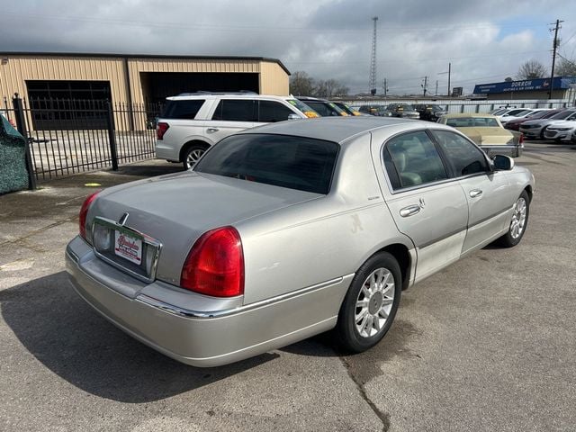2007 Lincoln Town Car 4dr Sedan Signature - 22996658 - 3