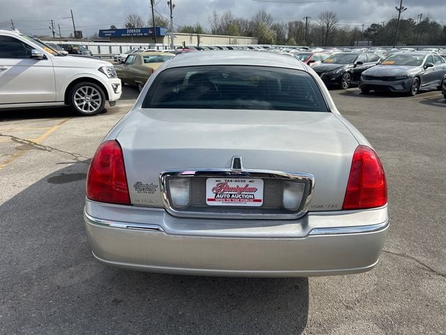2007 Lincoln Town Car 4dr Sedan Signature - 22996658 - 4