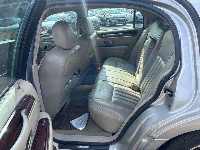 2007 Lincoln Town Car 4dr Sedan Signature - 22996658 - 6