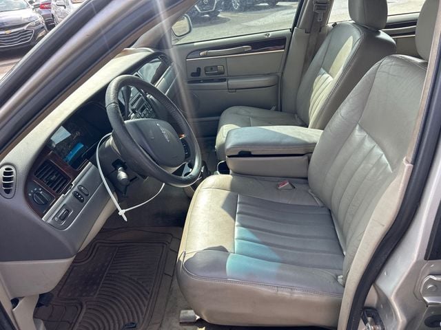 2007 Lincoln Town Car 4dr Sedan Signature - 22996658 - 7