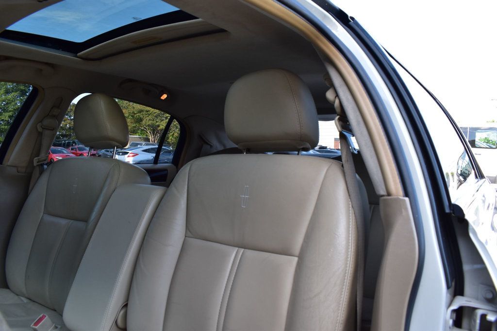 2007 Lincoln Town Car 4dr Sedan Signature Limited - 23025790 - 24