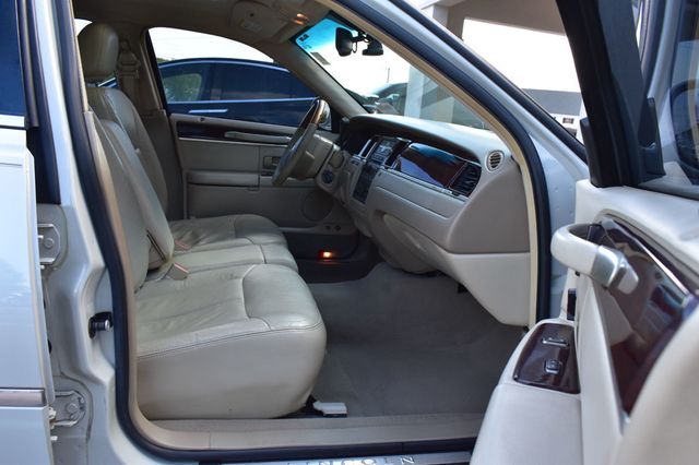 2007 Lincoln Town Car 4dr Sedan Signature Limited - 23025790 - 26