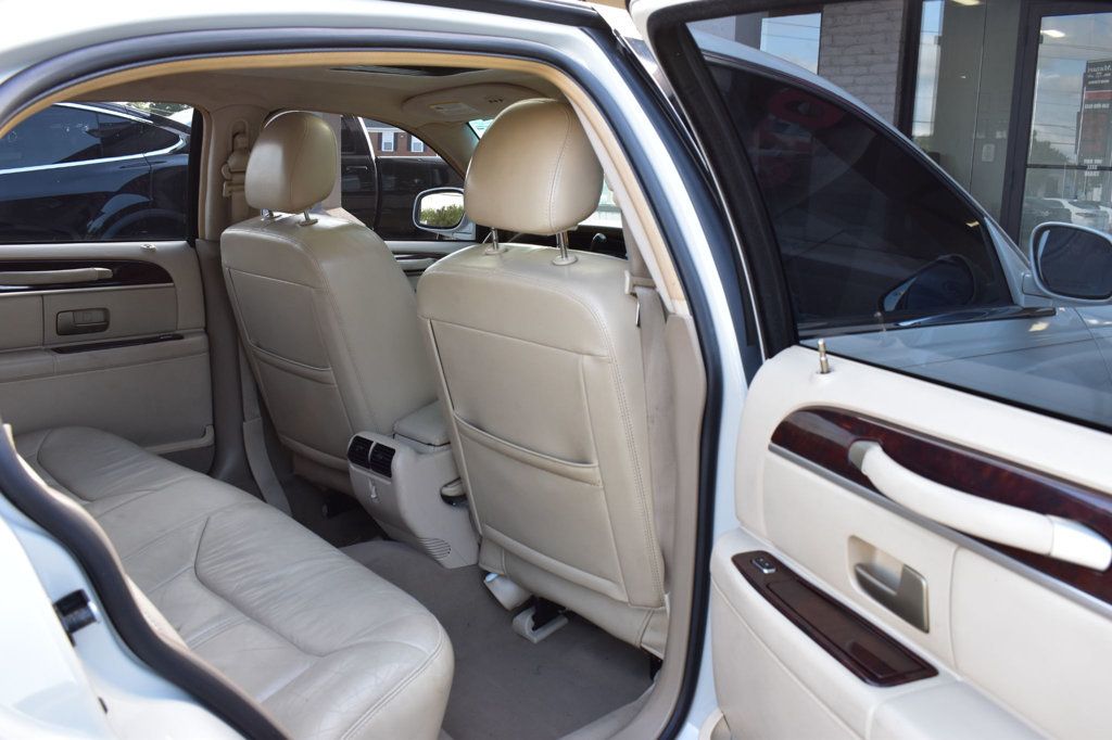 2007 Lincoln Town Car 4dr Sedan Signature Limited - 23025790 - 30