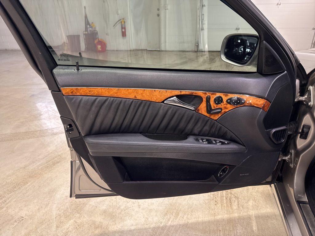 2007 Mercedes-Benz E-Class E550 4dr Sedan 5.5L RWD - 22993279 - 28