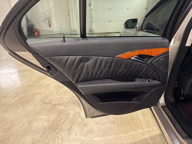 2007 Mercedes-Benz E-Class E550 4dr Sedan 5.5L RWD - 22993279 - 33
