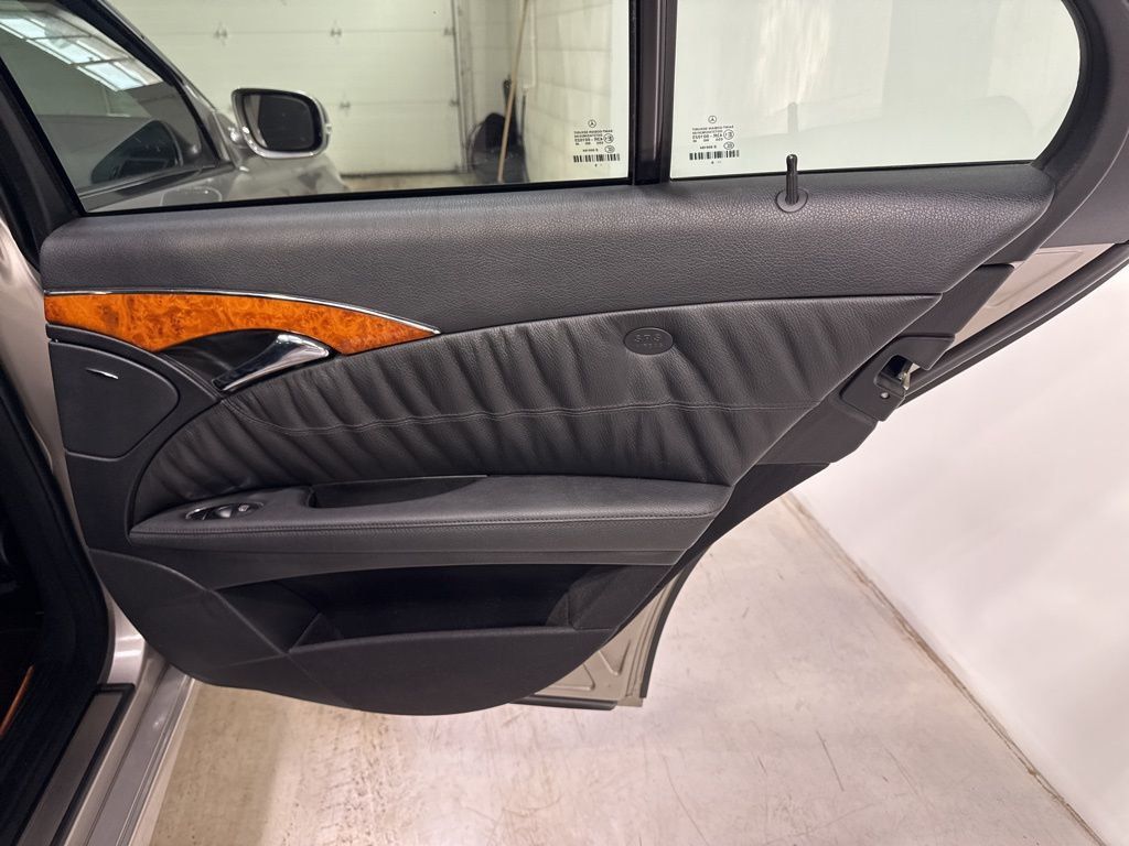 2007 Mercedes-Benz E-Class E550 4dr Sedan 5.5L RWD - 22993279 - 38