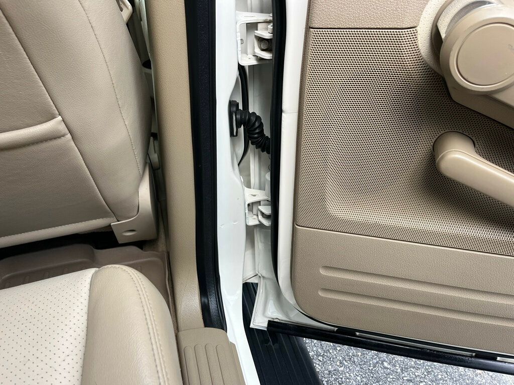 2007 Mercury Mountaineer Clean 3rd row seat SUV AWD - 23019551 - 34