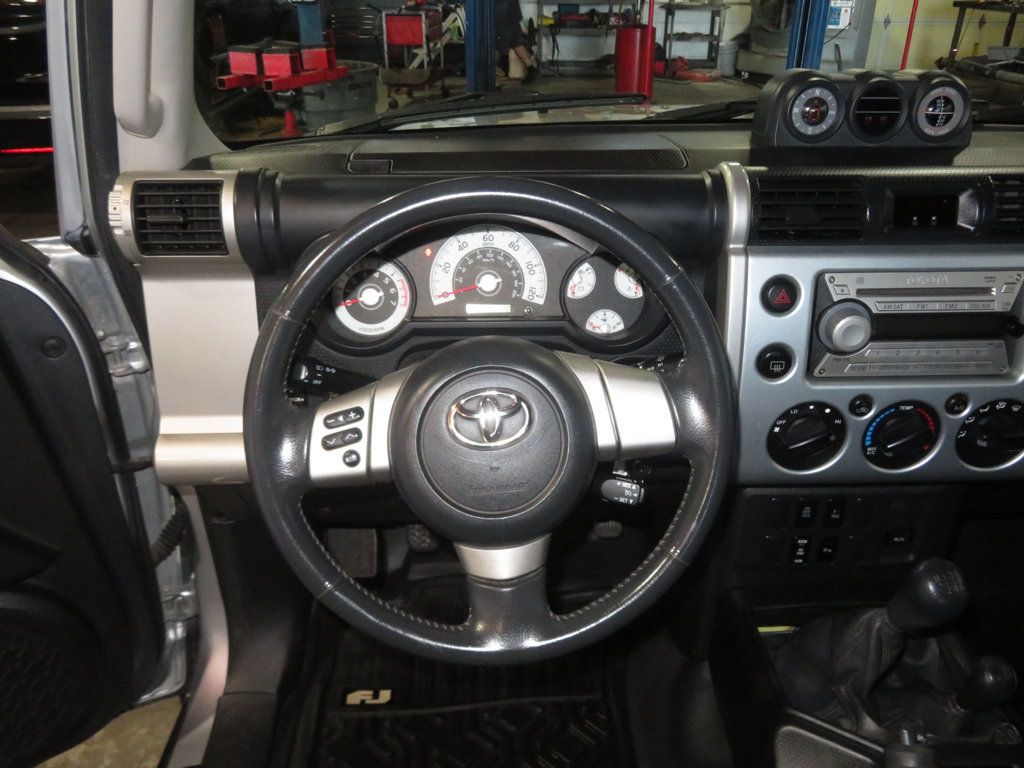 2007 Toyota FJ Cruiser EXTRA CLEAN FJ CRUSIER 4X4 HARD TO FIND MANUAL TRANNY - 22927685 - 27